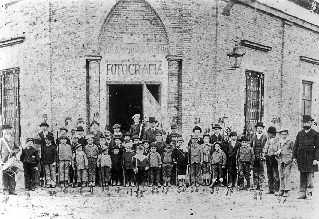 2022 04 21 Fundacion de Santa Rosa 11 Niños despues del acto del 25 de Mayo 1895