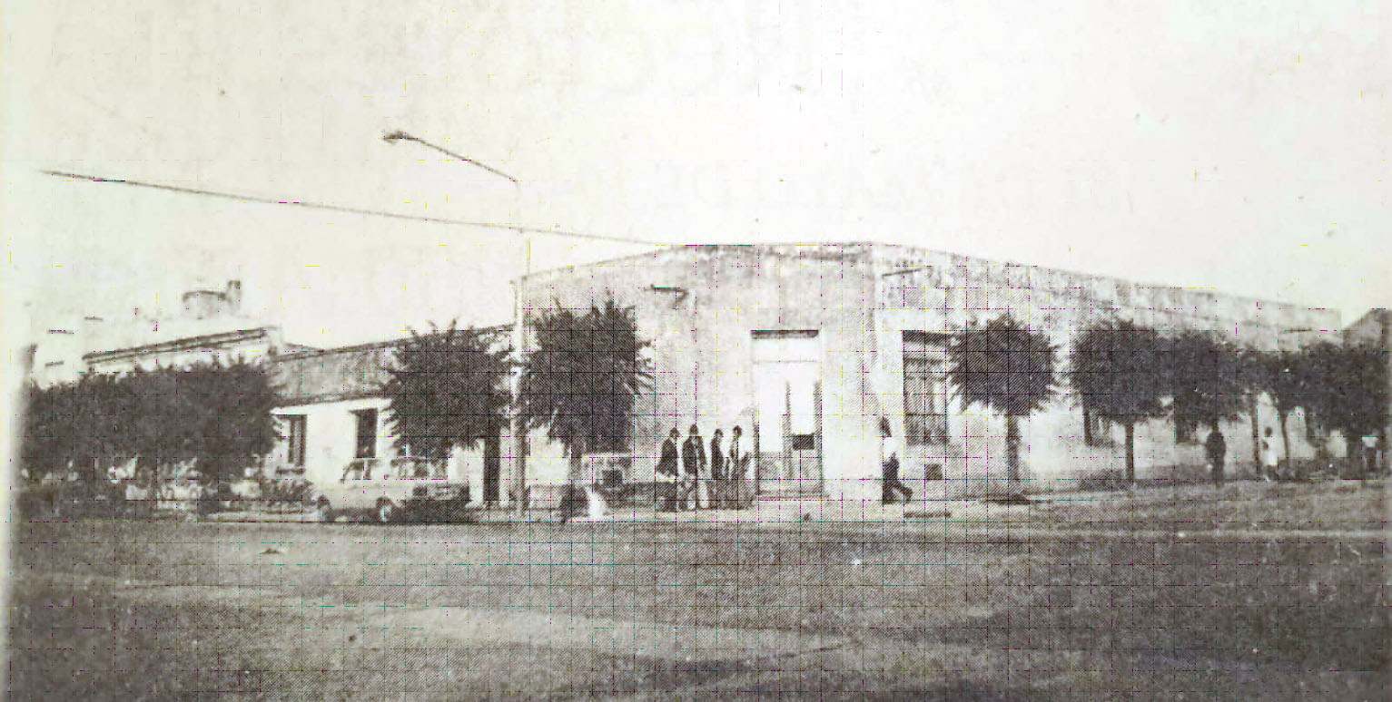 Fachada del primer establecimiento del Colegio Nacional República de El Salvador Sección Comercial Anexa. Fuente: Revista de las bodas de oro del colegio (1998) NUEVO APORTE DE INVESTIGADORAS DE LA CARRERA DE HISTORIA DE LA FACULTADAD DE CIENCIAS HUMANAS DE LA UNLPAM