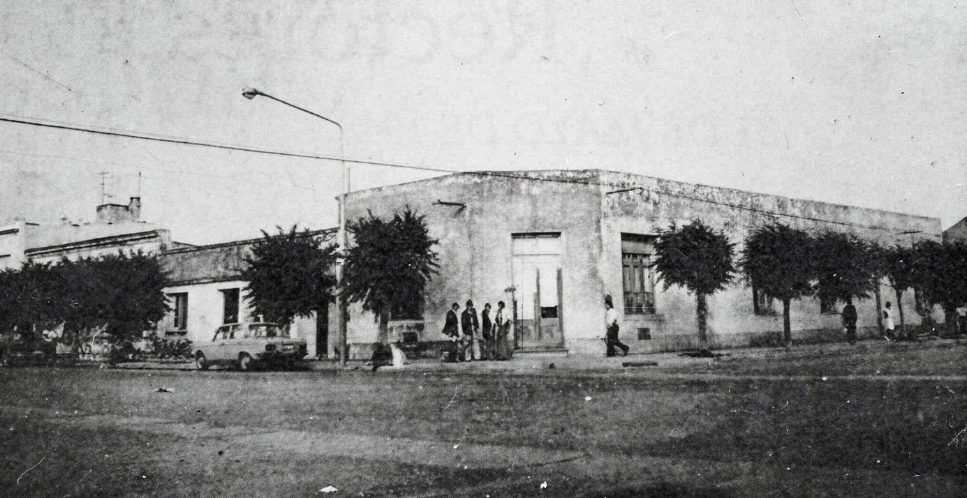 Fachada del primer establecimiento del Colegio Nacional República de El Salvador Sección Comercial Anexa. Fuente: Revista de las bodas de oro del colegio (1998) NUEVO APORTE DE INVESTIGADORAS DE LA CARRERA DE HISTORIA DE LA FACULTAD DE CIENCIAS HUMANAS DE LA UNLPAM