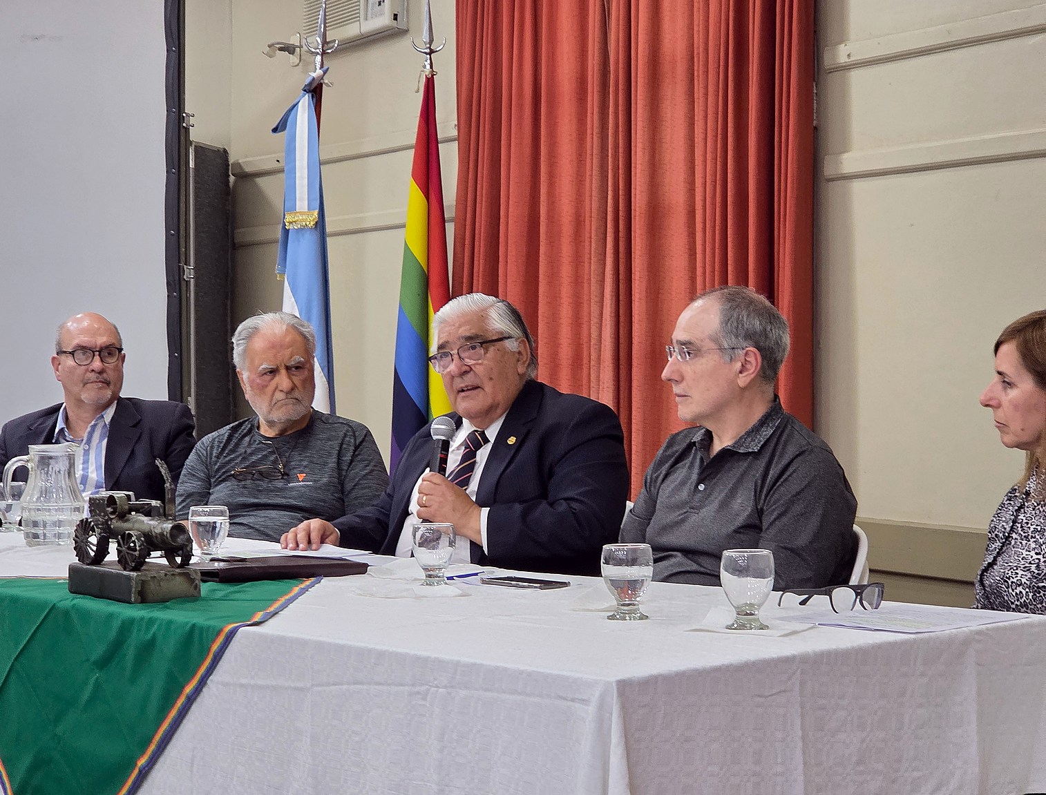 Rodríguez Villafañe estuvo acompañado por los consejeros Alberto Acosta, José Piatti y Viviana Arias, además del expresidente de la CPE, Oscar Nocetti. El presidente actual, Manuel Simpson, no pudo asistir por un problema de salud. MIGUEL RODRÍGUEZ VILLAFAÑE EN SANTA ROSA