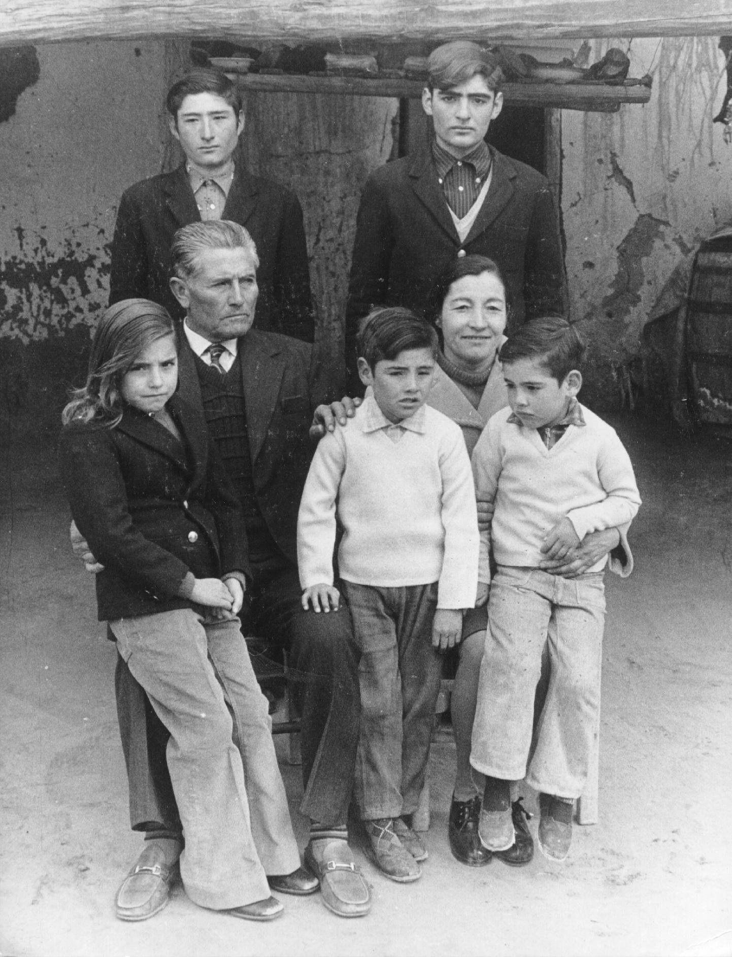 003. Cochengo su esposa Maruca y los cinco hijos de ambos en el patio del Puesto El Boitano. Foto de J. Prelorán en tie copia
