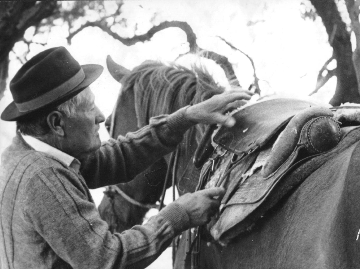 005. Cochengo a punto de montar a caballo. Foto J. Prelorán. copia