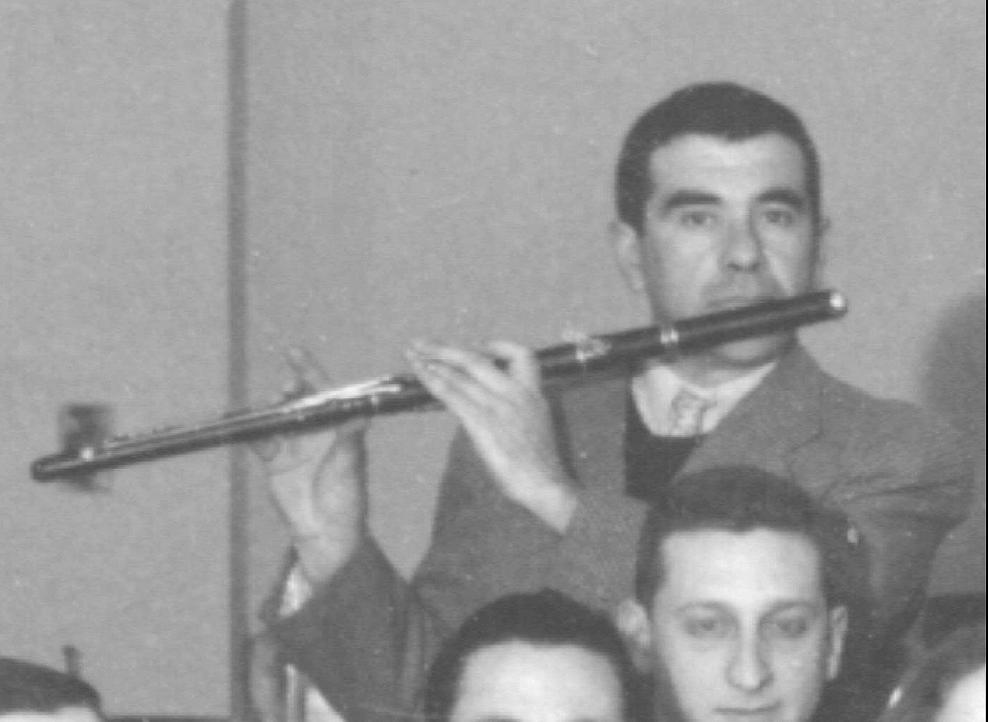 05. Fourcade Oscar Héctor con su flauta. Años de 1940